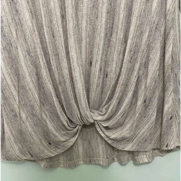 WS size L top with gathered lower bottom front. Lightweight and super cute - Picture 7 of 8